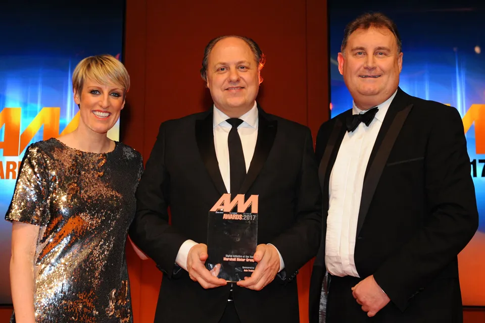 Philip J Deacon, head of marketing, Marshall Motor Group, collects the AM Award 2017 for digital initiative of the year from Darren Moon, sales director, Auto Trader