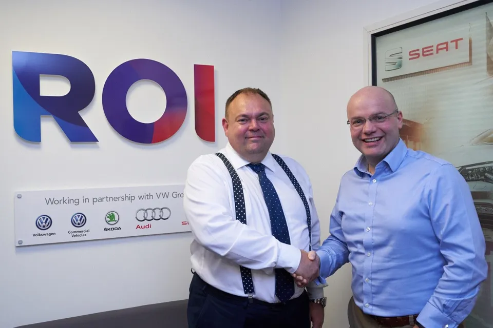 ROI CEO Nigel Sandiford and Volkswagen Head of Group Fleet Services Martin Barrow-Starkey